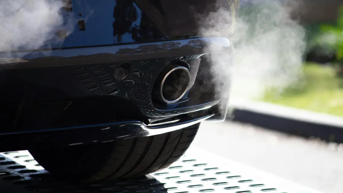 escape de un coche con motor de combustión