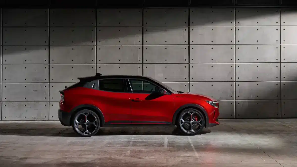 Alfa romeo Milano vista lateral