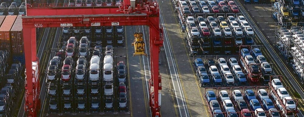 Los aranceles a los coches chinos afectarán a imágenes como esta, donde hay una gran cantidad de ellos esperando ser transportados