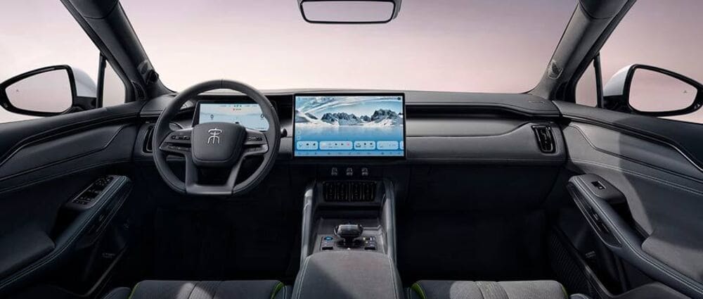 Interior del BYD Song L DM-i donde se aprecia parte de la tecnología que utiliza