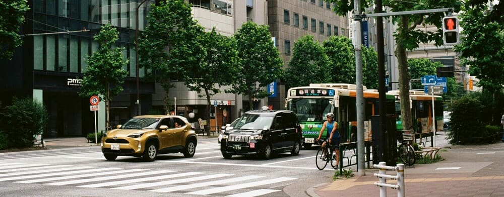 Varios coches circulando en una calle. Si van varias personas en ellos pueden ser coches compartidos