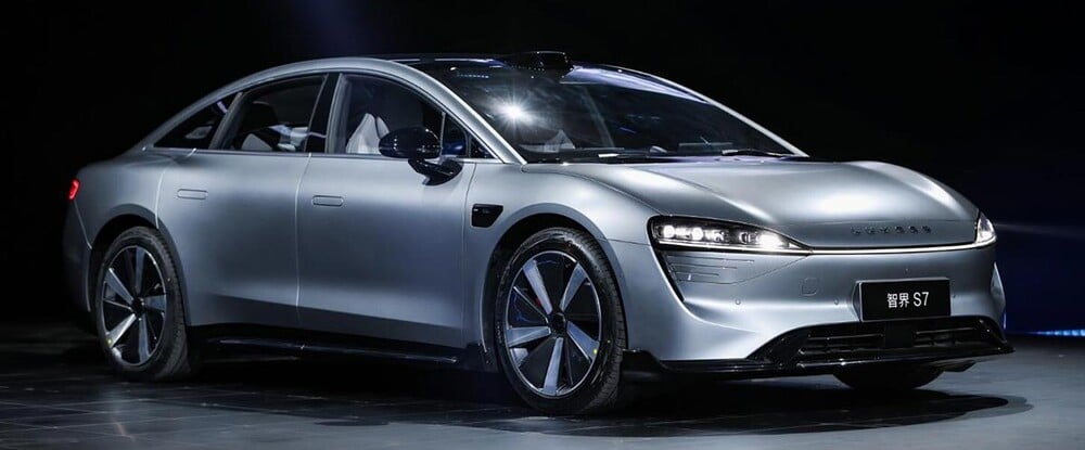 El coche de Huawei Luxeedd S7 en color gris expuesto con poca luz ambiente