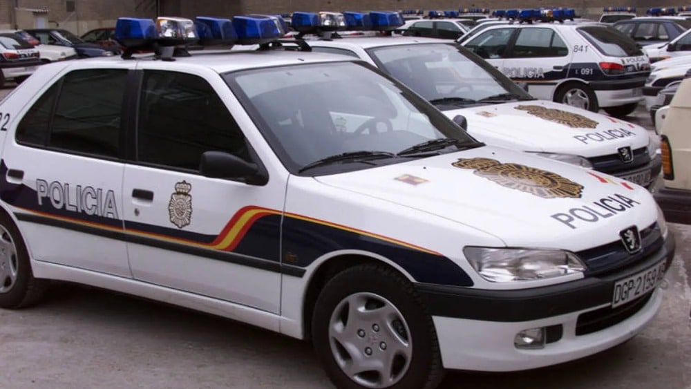 Otro coche de la Policía Nacional, el Peugeot 306