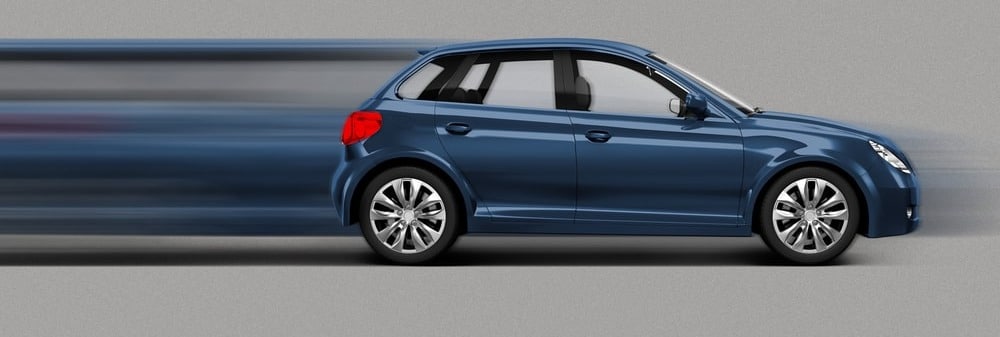 Pequeño compacto de color azul simulando velocidad