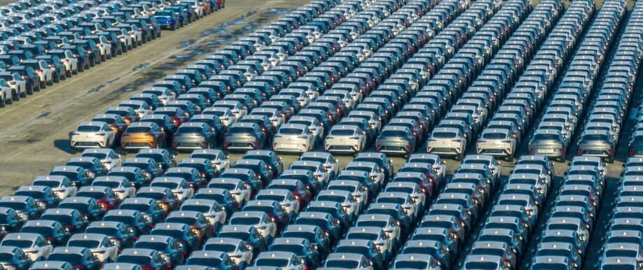 Una gran cantidad de coches chinos esperando ser transportados