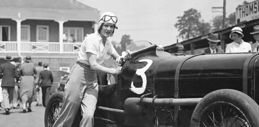 Dorothy Levitt: pionera en carreras de coches y percursora del uso del retrovisor