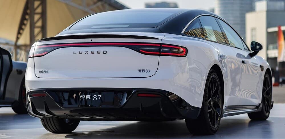 El coche de Huawei Luxeed S7 en blanco visto desde la parte trasera derecha