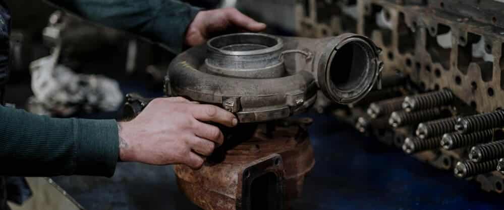 Turbo viejo del motor de un coche