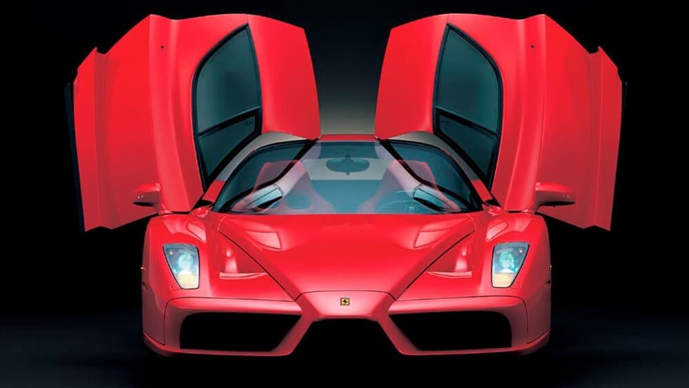 Ferrari Enzo, el primer hipercar de la marca italiana en el set de presentación con el mítico color Rosso Corsa