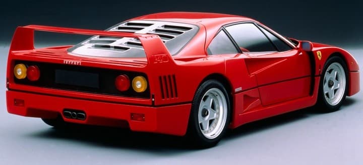 Ferrari F40 visto desde una vista 3/4 desde la trasera