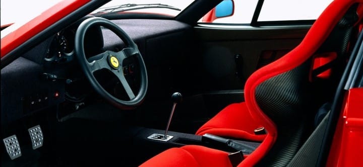 Interior espartano del Ferrari F40, sin lujos ni distracciones