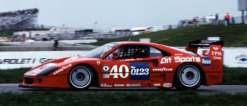 Ferrari F40 LM en una pista de carreras
