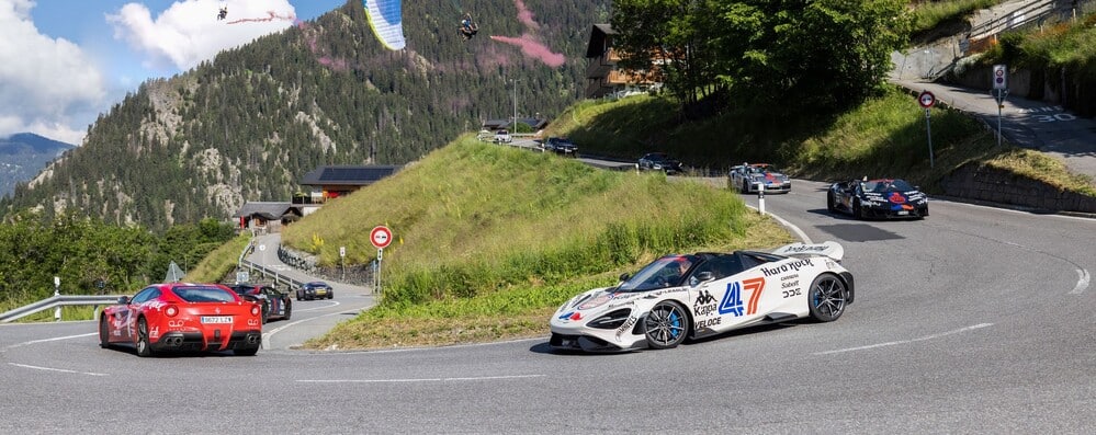 Los participantes de la Gumball 3000 en una carretera de montaña