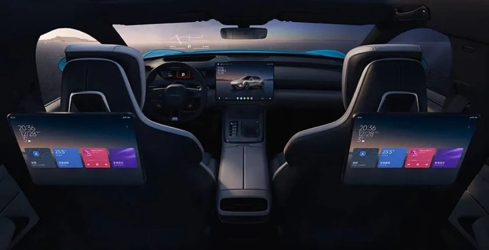 Interior del coche eléctrico Xiaomi SU7 con las pantallas traseras para los pasajeros