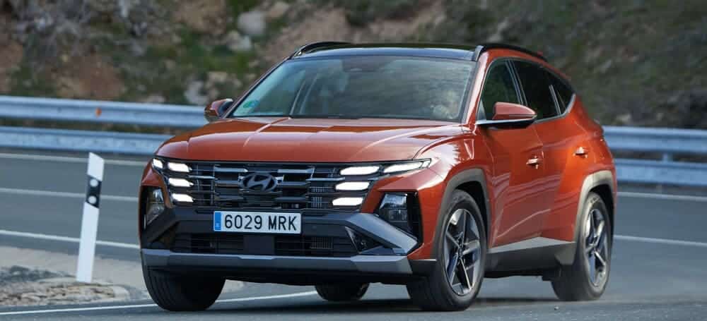 El Hyundai Tucson en color naranja que tiene como rival al JAECOO 7
