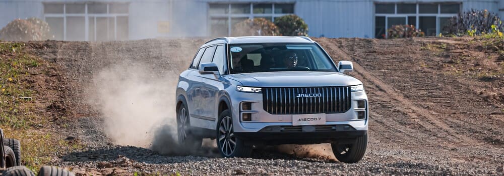 El JAECOO 7 en una carretera de arena