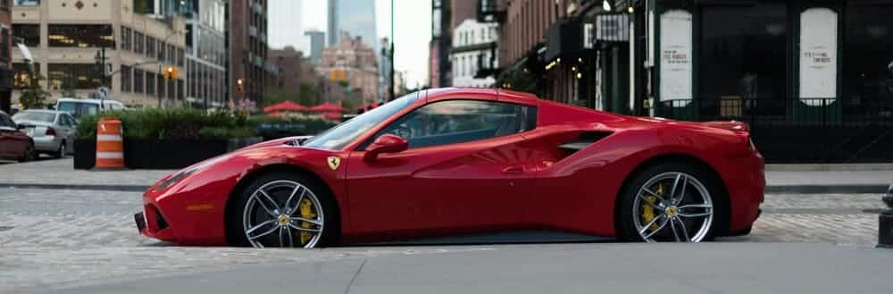Ferrari rojo mítico en la historia de Ferrari visto desde la parte lateral izquierda