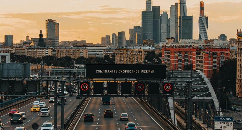 Carretera con vehículos circulando y señales raras