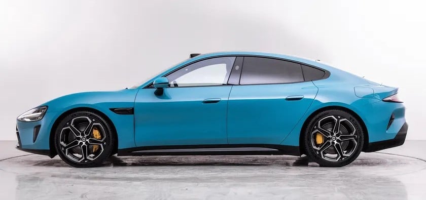 El Xiaomi SU7 color azul visto desde el lateral izquierdo