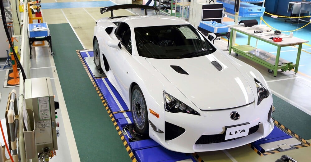 El último Lexus LFA jamás fabricado siendo construido