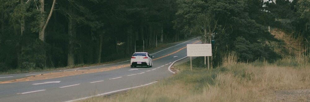 Un coche compartido circulando en una carretera de montaña