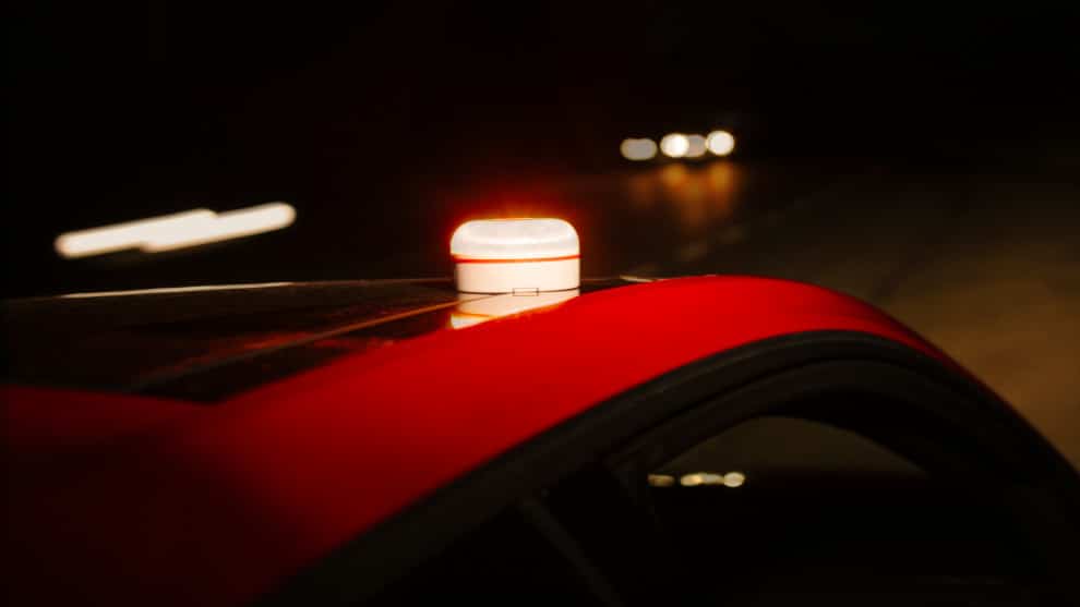 La luz v-16 encima de un coche en vez de los triángulos de emergencia
