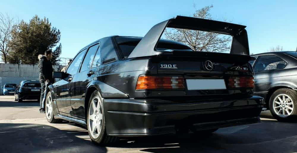 Mercedes 190 Evo 2 en la parte trasera donde se ve su famoso alerón ajustable