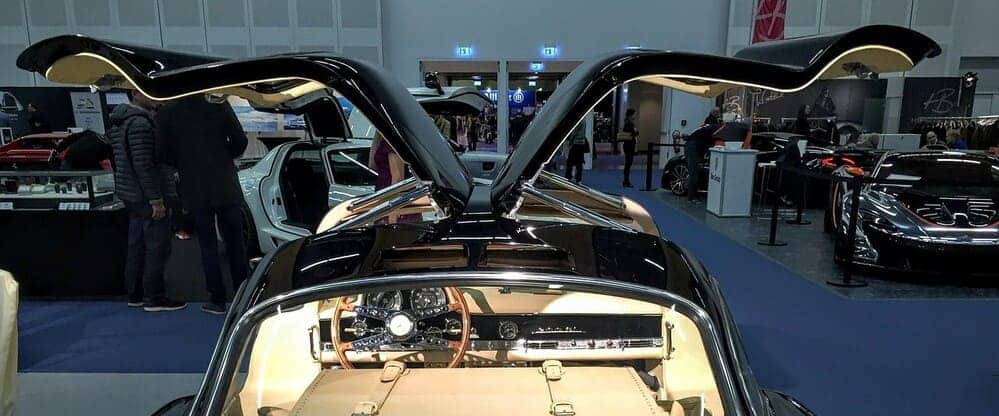 Mercedes 300 SL o Mercedes Alas de Gaviota debido a la característica forma que hacen las puerta al abrirse