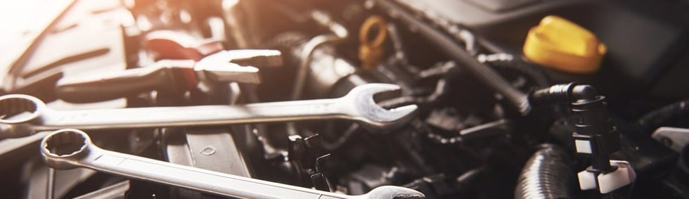 Herramientas sobre la parte superior de un motor