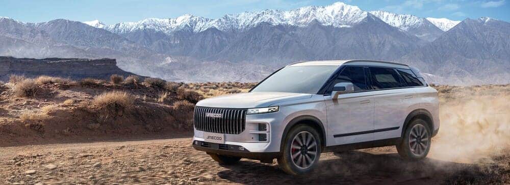 El JAECOO 7 en color blanco en un camino de arena