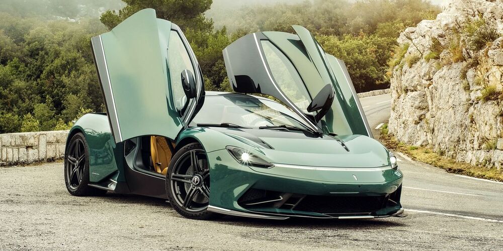 Pininfarina Battista con las puertas abiertas en forma 