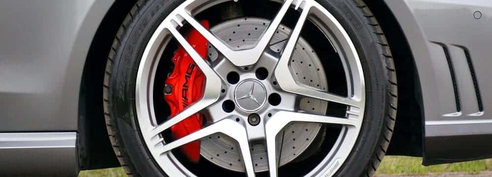 Rueda de la marca Mercedes-Benz cuyo precio de las pastillas de freno suele ser elevado