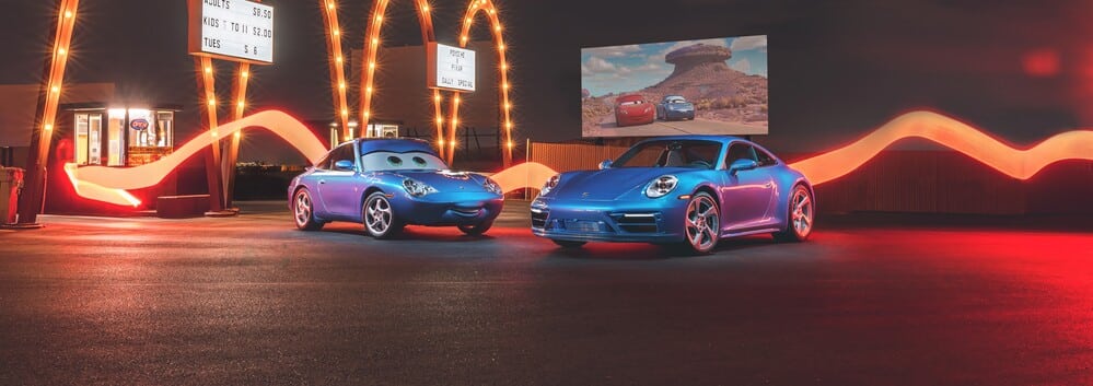 Sally de Cars junto al Porsche de su misma edición