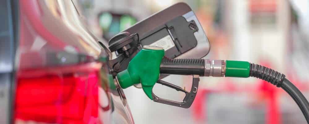 Un coche con una manguera de combustible repostando. Pese a la subida del precio de GLP, este combustible sigue siendo rentable