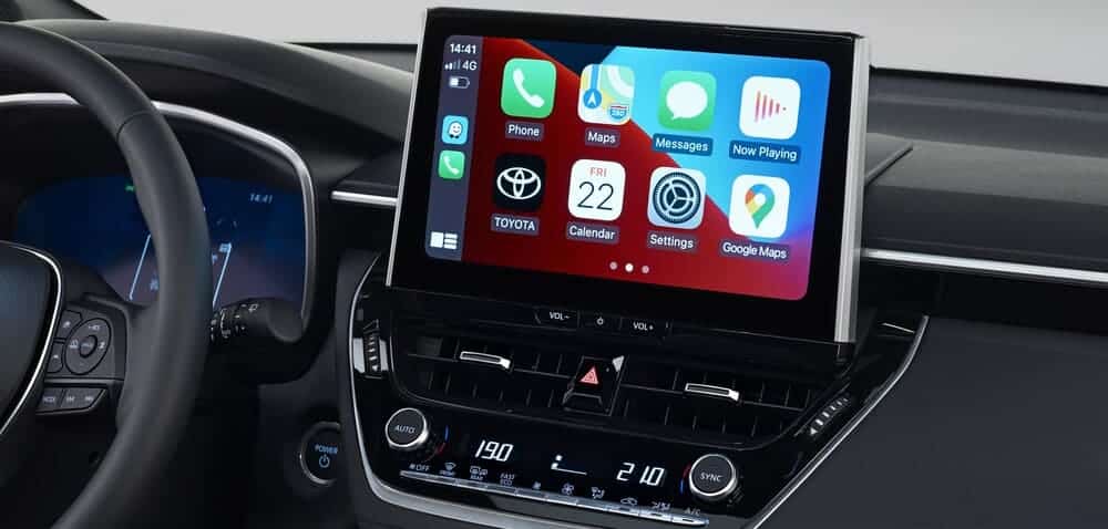 Interior del nuevo Toyota Corolla Cross con la pantalla de infoentretenimiento