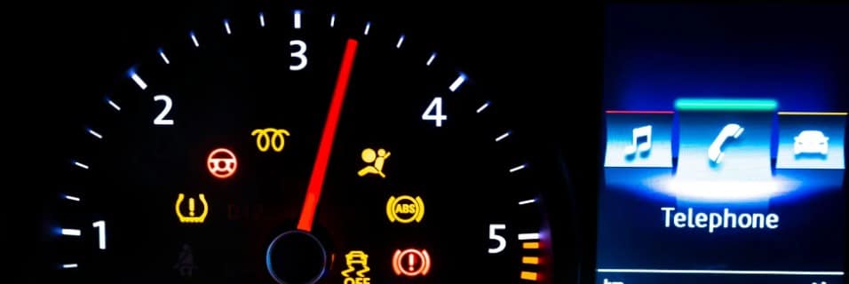 Los distintos testigos del coche en el cuadro iluminados