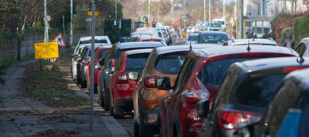 Varios coches estacionados en línea, puede ser que hayan sido coches compartidos