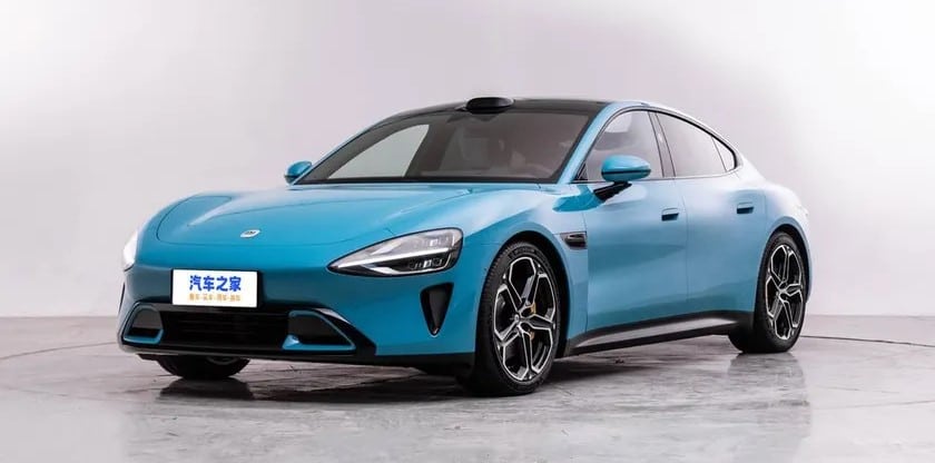 Parte frontal del Xiaomi SU7 de color azul