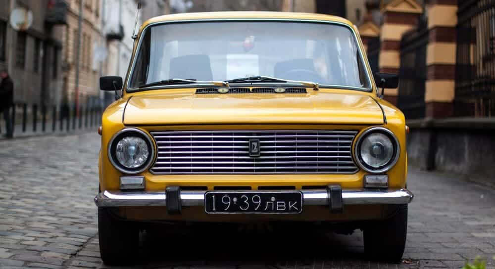 Coche amarillo visto de frente