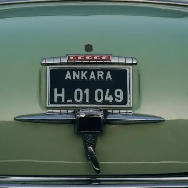 Coche con matrícula histórica
