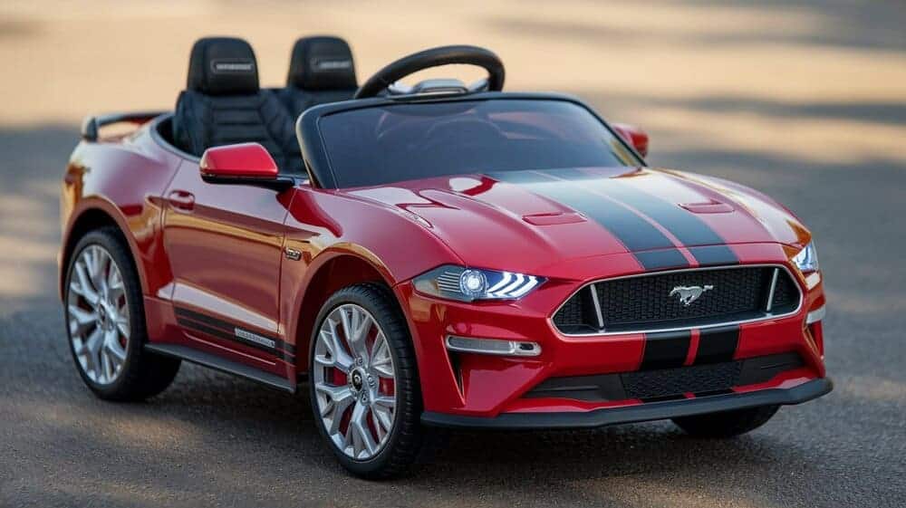 En la foto se ve un coche para niños inspirado en el Ford Mustang