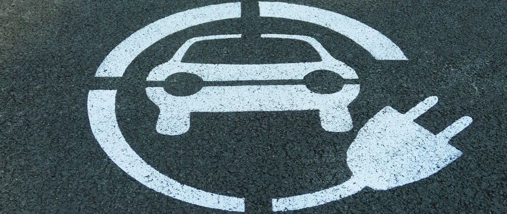 Señal en el suelo para coches eléctricos los cuales no tienen sanciones ya que no son coches sin etiqueta