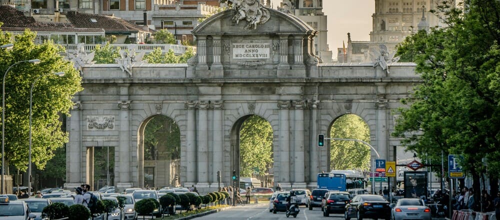 Coches en Madrid centro que pueden ser de residentes que tendrán diferentes restricciones para los coches sin etiqueta en Madrid de 2025