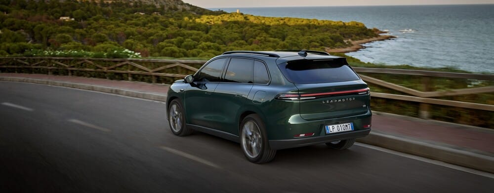 En la foto se ve un Leapmotor C10 circulando por la carretera