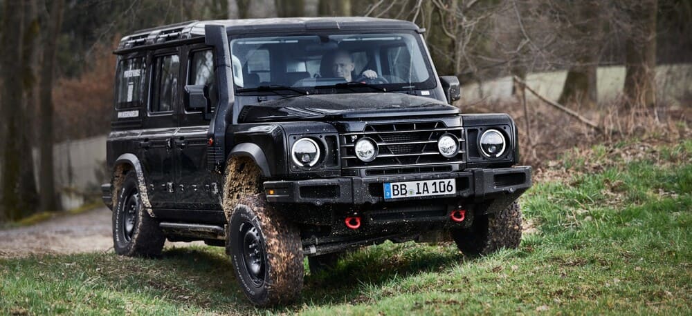 El Ineos Grenadier de color negro en una carretera de campo