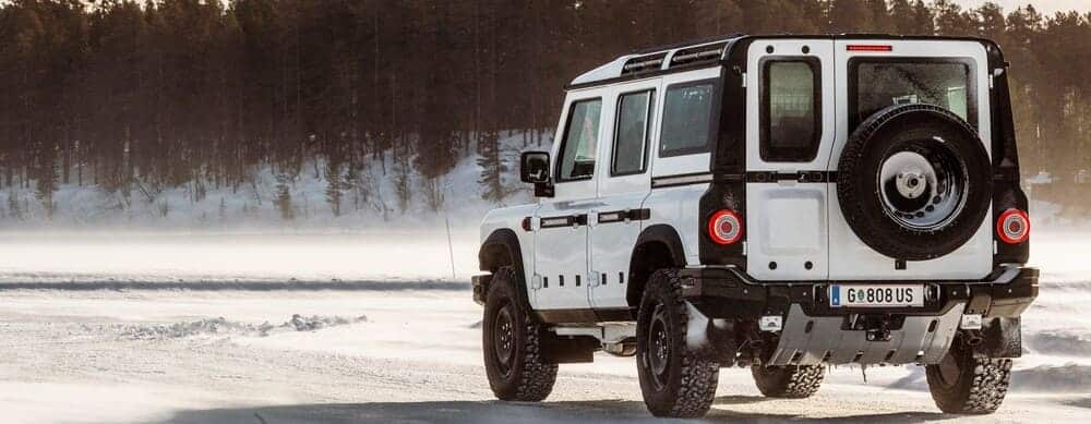 El Ineos Grenadier de color blanco en una zona de nieve