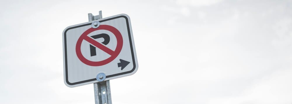 Señal de prohibido estacionar desde la señal en adelante ya que hay una flecha