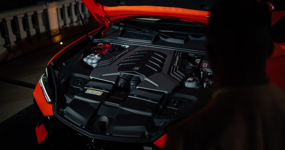 Erstaunlich Lambo Urus Motor Ebenbildnull