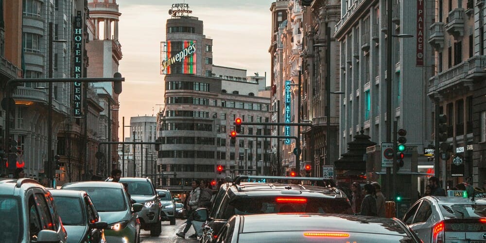 Gran Vía en el centro por donde no podrán circular los coches sin etiqueta en Madrid 2026