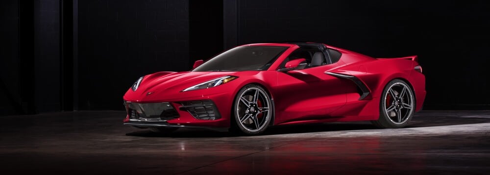 En la imagen se puede ver que coche es rayo mcqueen con este chevrolet corvette que inspiró a los productores de la película